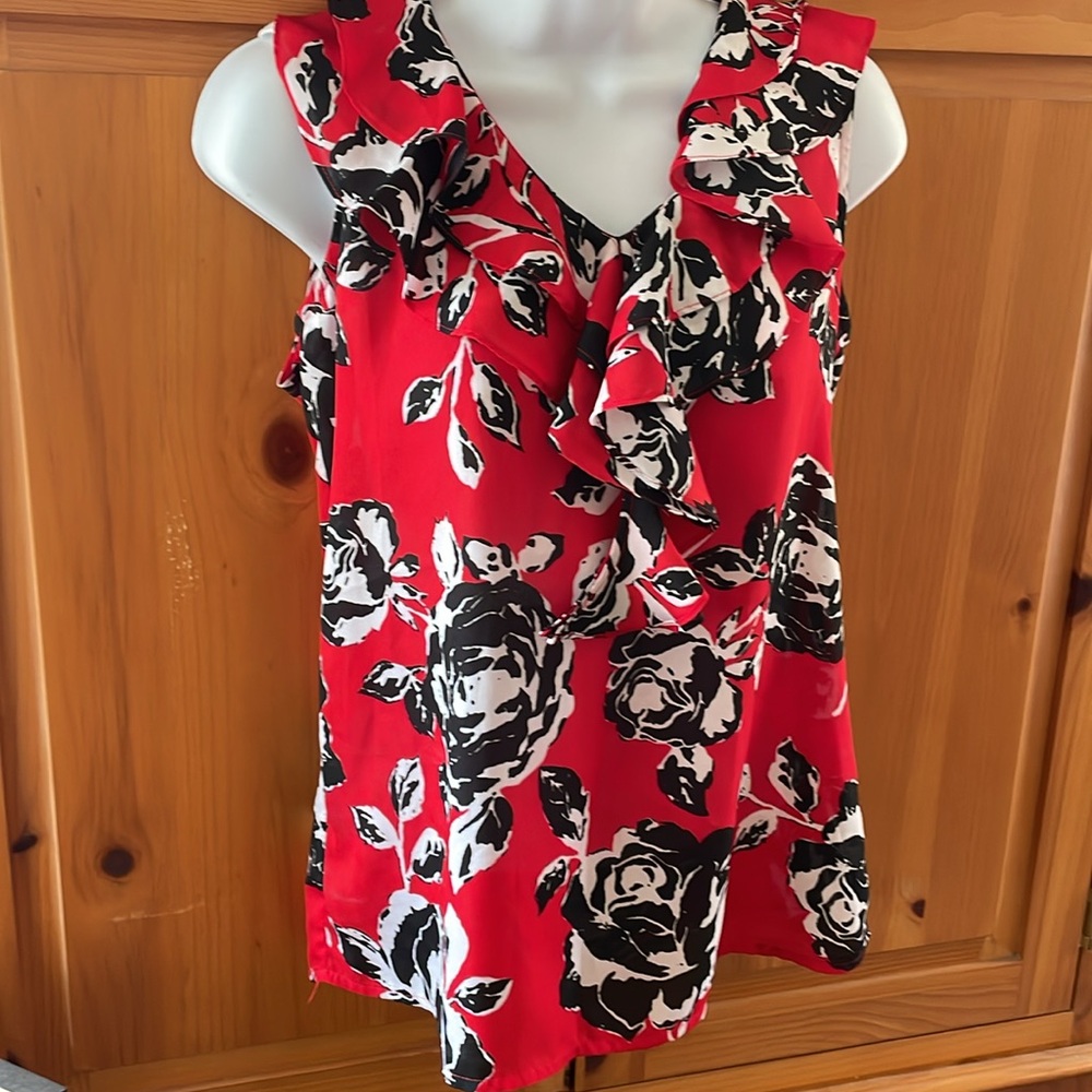 Red Floral Top 🌹🖤 - Picture 10 of 12